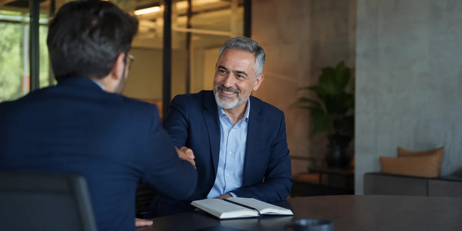 Consultor DNZ Service recebendo um cliente